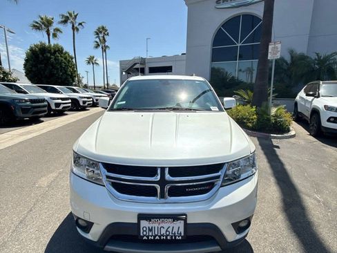 Used 2019 Dodge Journey SE FWD image 2