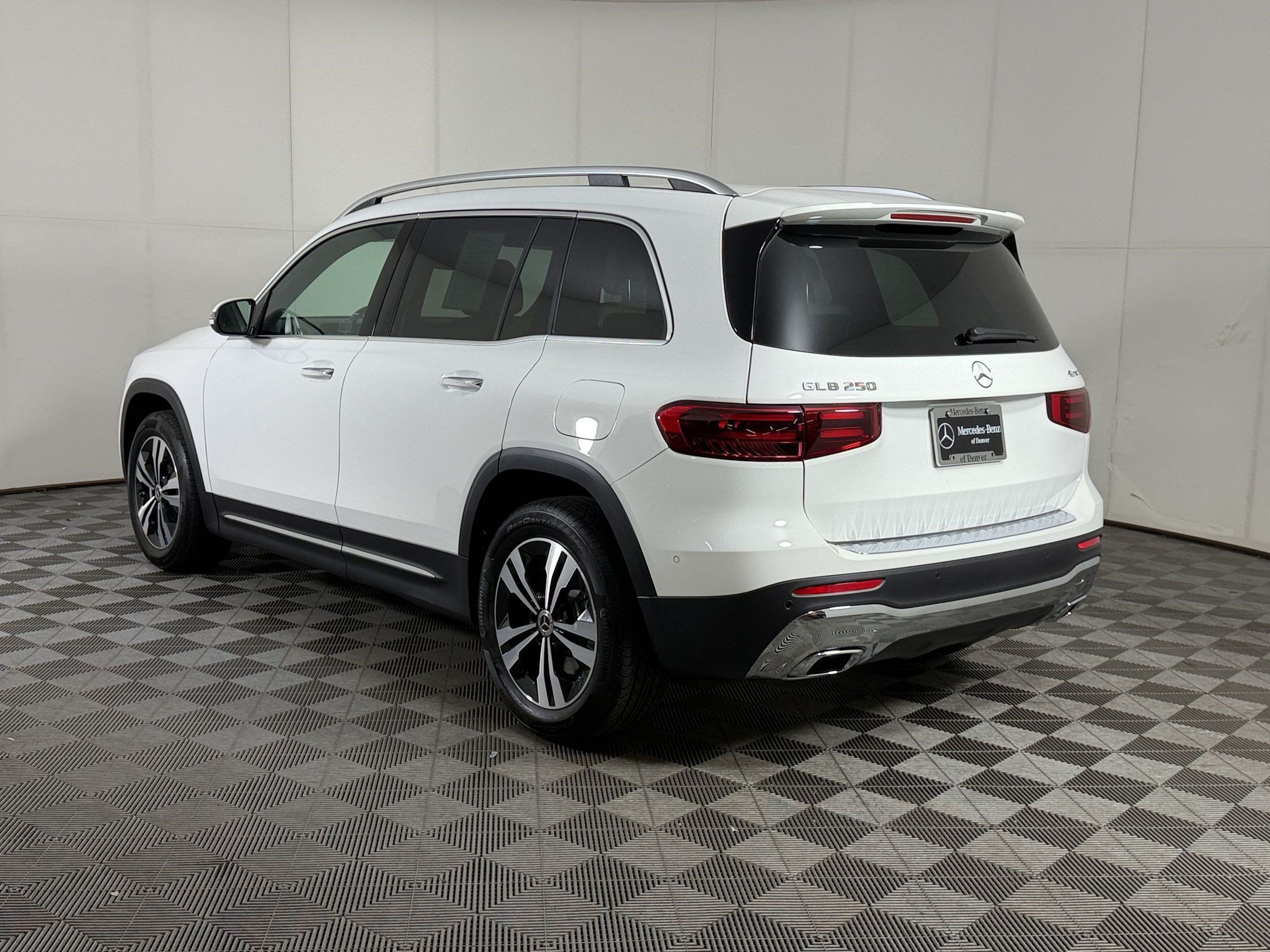 Used 2025 Mercedes-Benz GLB 250 4MATIC image 3