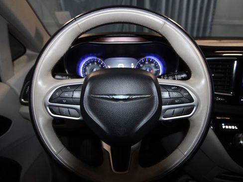 Used 2017 Chrysler Pacifica Limited w/ UConnect Theater Package image 12