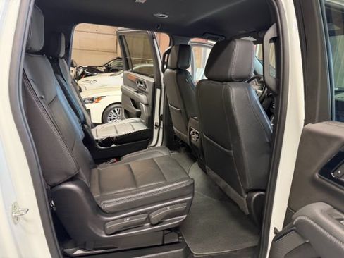 Used 2025 GMC Yukon XL Denali AWD/4WD image 30