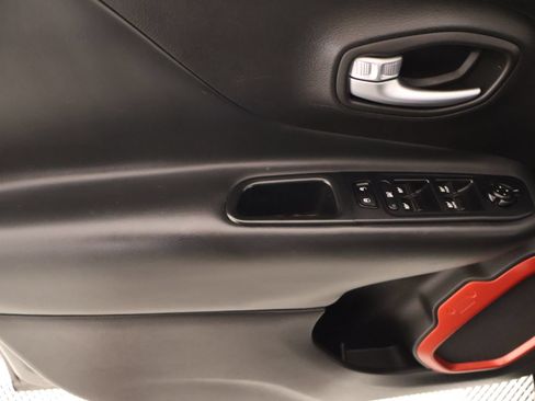 Used 2019 Jeep Renegade Trailhawk w/ UConnect 8.4 Nav Group AWD/4WD image 15