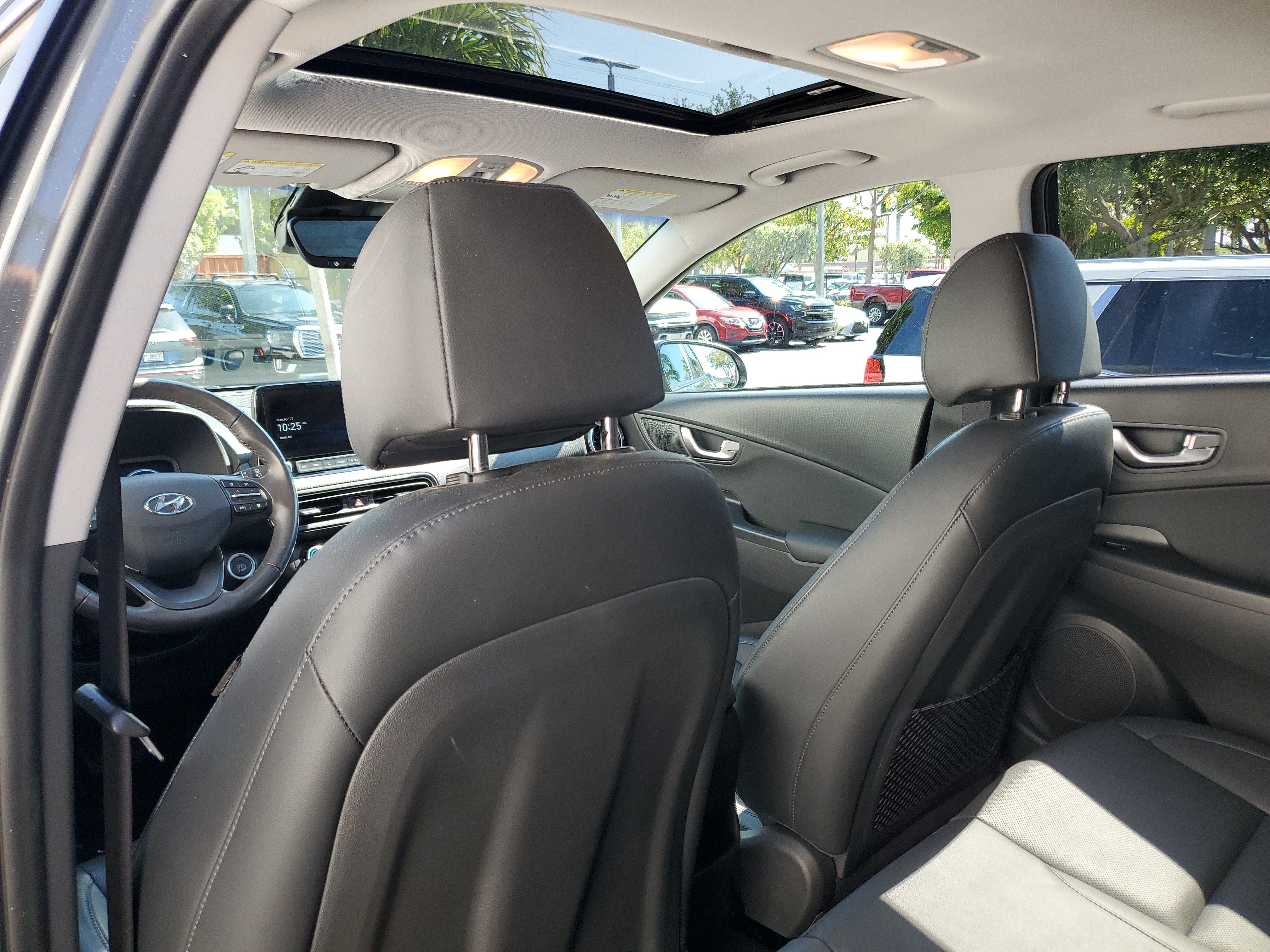 Used 2023 Hyundai Kona Limited FWD image 12