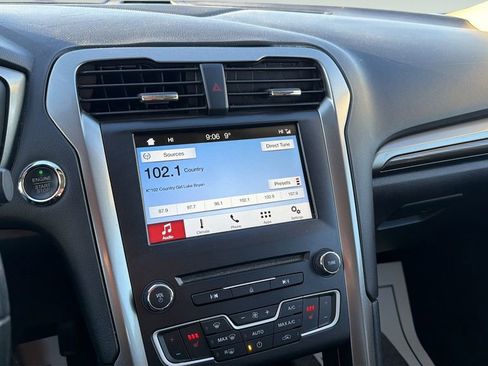 Used 2017 Ford Fusion SE w/ Fusion SE Technology Package image 34