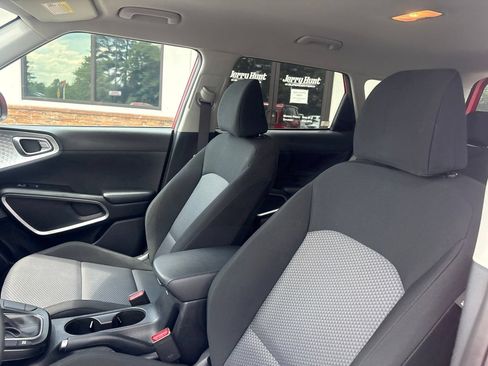 Used 2025 Kia Soul LX w/ LX Technology Package FWD image 3