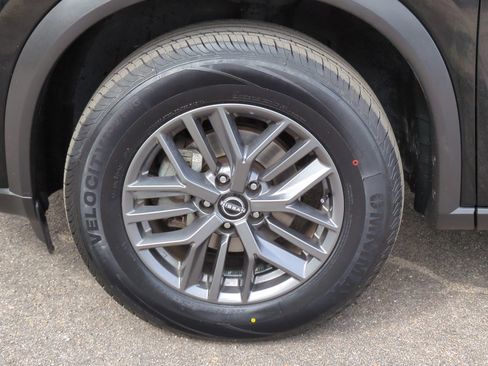 Used 2023 Nissan Rogue S image 11