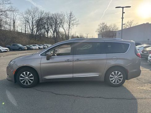 Used 2018 Chrysler Pacifica Touring-L w/ Advanced Safetytec Group image 2