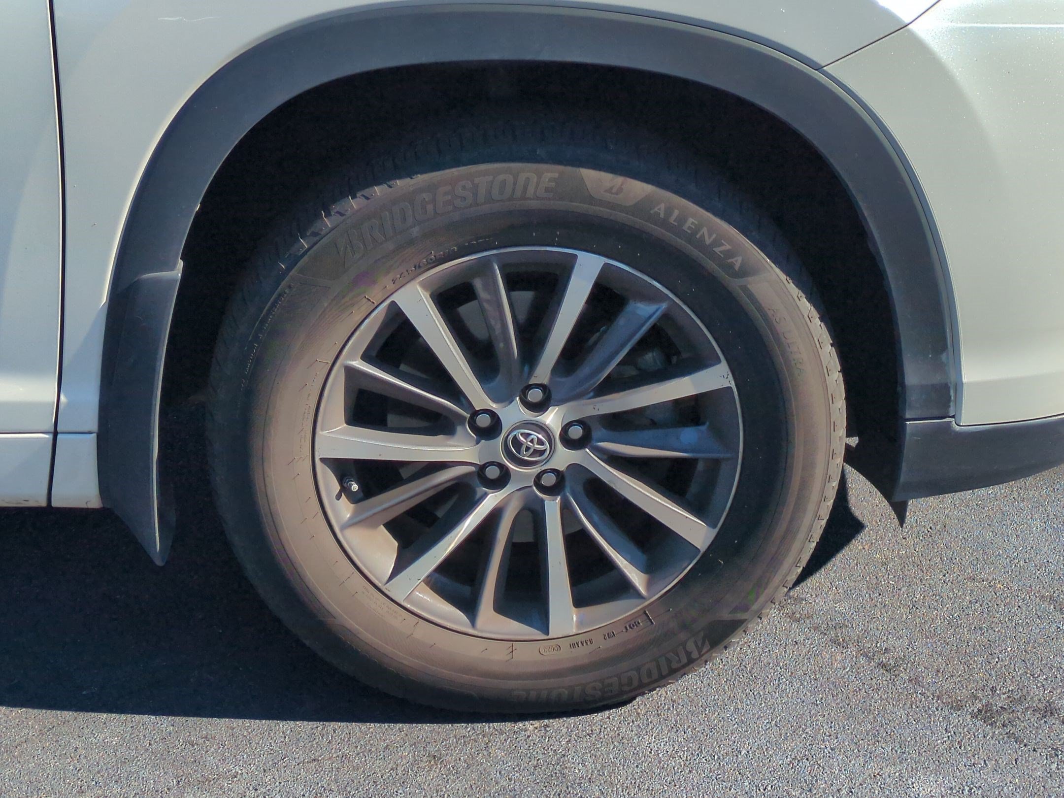 Used 2018 Toyota Highlander XLE AWD/4WD image 11