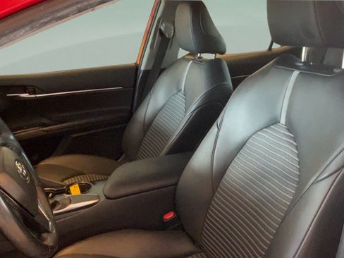 Used 2020 Toyota Camry SE w/ Convenience Package FWD image 12