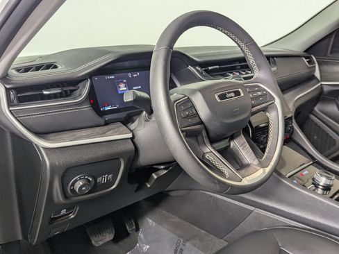 Used 2023 Jeep Grand Cherokee Limited w/ Black Appearance Package AWD/4WD image 13