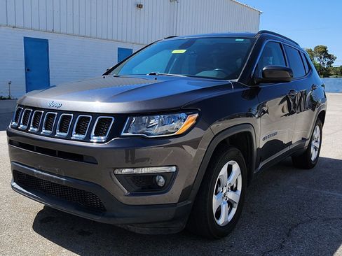 Used 2018 Jeep Compass Latitude FWD image 1