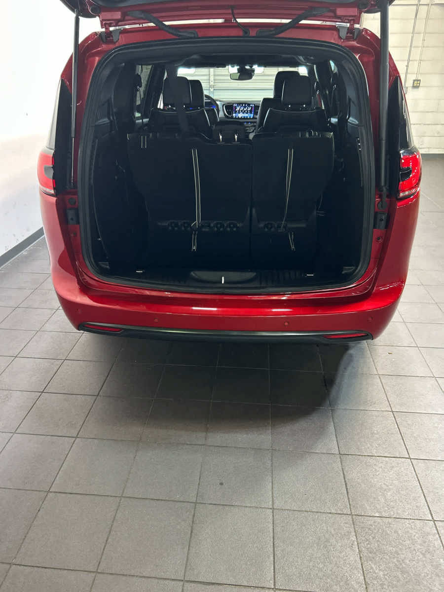 Used 2026 Chrysler Pacifica Limited w/ S Appearance Package FWD image 12