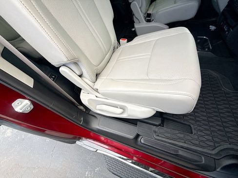 Used 2023 Jeep Wagoneer Series III w/ Preferred Equipment Group AWD/4WD image 32