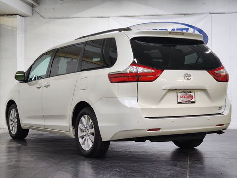 Used 2017 Toyota Sienna XLE Premium AWD/4WD image 8