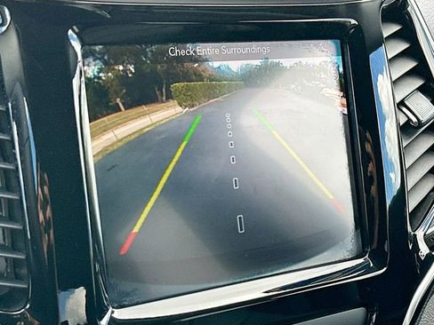 Used 2019 Jeep Cherokee Limited image 14