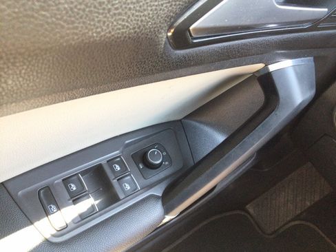 Used 2018 Volkswagen Tiguan SEL AWD/4WD image 39