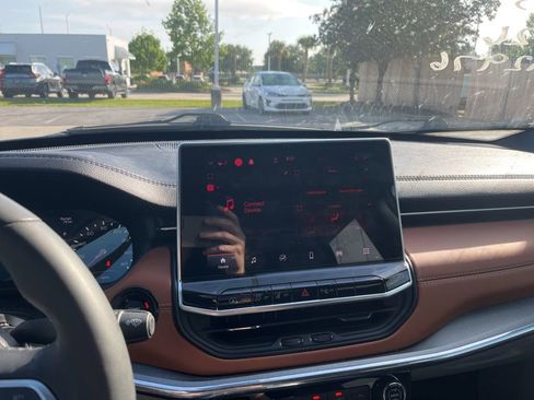 Used 2023 Jeep Compass Limited image 2