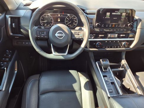 Used 2023 Nissan Pathfinder SL w/ SL Premium Package FWD image 3