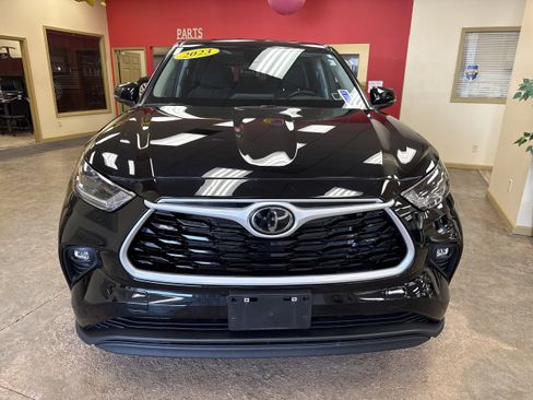 Used 2023 Toyota Highlander LE AWD/4WD image 2
