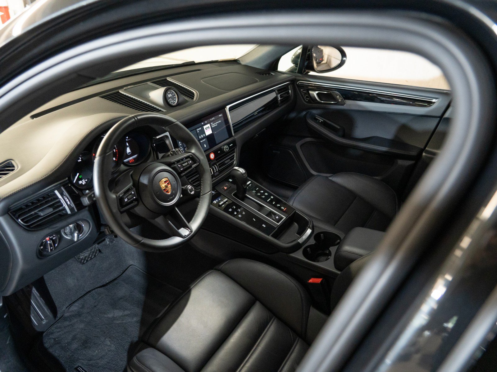 Certified 2026 Porsche Macan AWD/4WD image 4