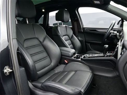 Used 2025 Porsche Macan image 21