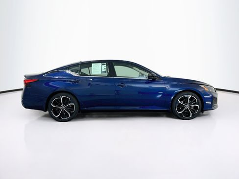 Used 2023 Nissan Altima 2.5 SR w/ SR Premium Package FWD image 10