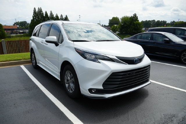 Used 2025 Toyota Sienna XLE FWD image 1