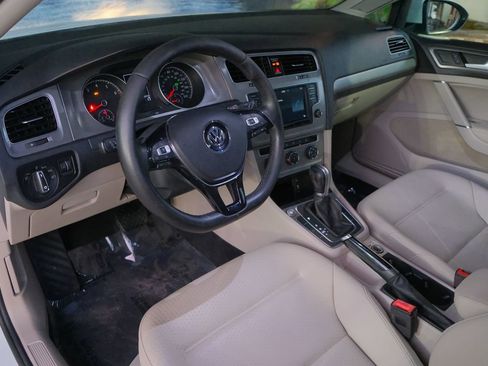 Used 2017 Volkswagen Golf SE image 12