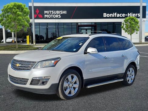 Used 2017 Chevrolet Traverse LT w/ Style and Technology Package FWD image 2