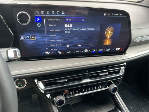 Used 2025 Chevrolet Traverse LT image 16