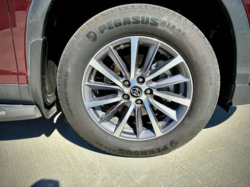 Used 2019 Toyota Highlander XLE FWD image 46