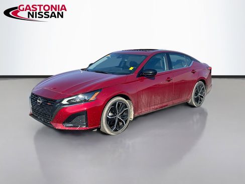 Used 2024 Nissan Altima 2.5 SR w/ SR Premium Package image 3