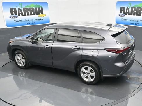 Used 2024 Toyota Highlander LE image 27