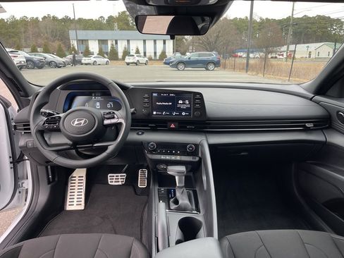 Used 2025 Hyundai Elantra Sport image 8