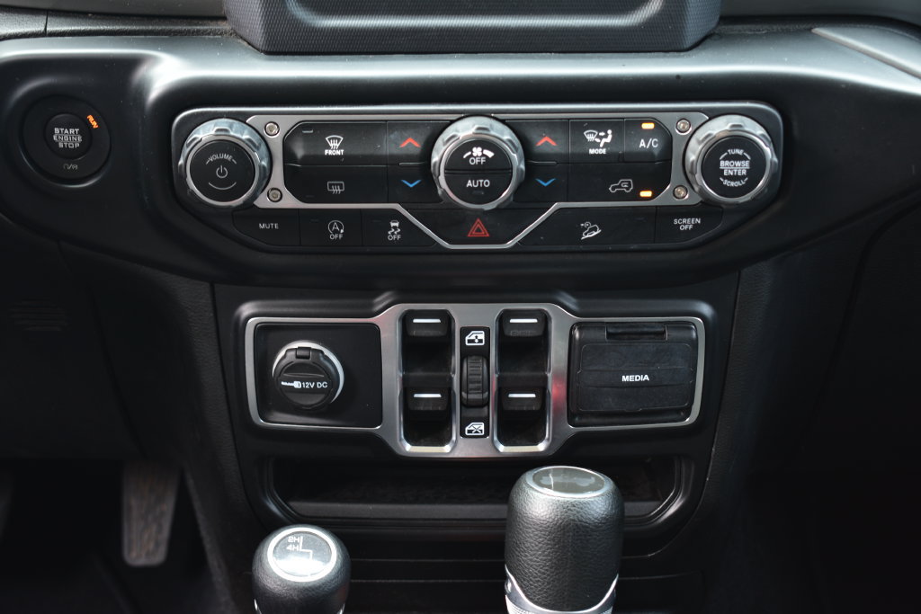 Used 2020 Jeep Wrangler Unlimited Sahara AWD/4WD image 33