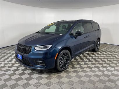 New 2025 Chrysler Pacifica Limited w/ Uconnect Theater Family Group