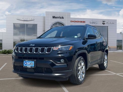 Used 2024 Jeep Compass Latitude AWD/4WD image 4
