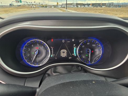 Used 2023 Chrysler Pacifica Touring-L FWD image 21