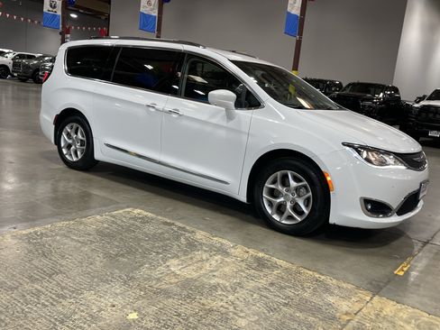 Used 2018 Chrysler Pacifica Touring-L Plus w/ Advanced Safetytec Group FWD image 7