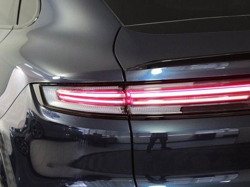 Used 2025 Porsche Cayenne Coupe image 12