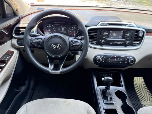 Used 2017 Kia Sorento LX image 12