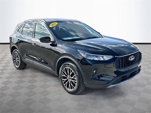 Used 2025 Ford Escape SE image 3