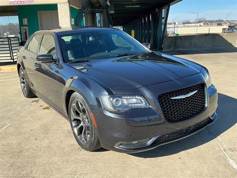 Used 2018 Chrysler 300 S w/ 300S Premium Group image 8
