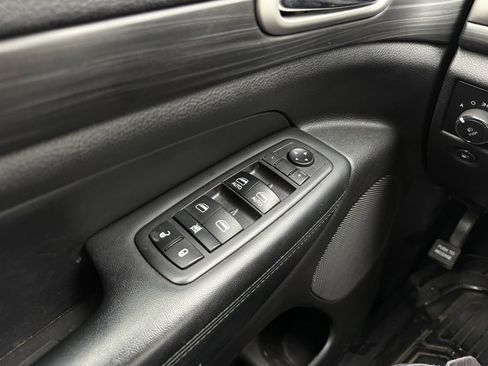 Used 2019 Jeep Grand Cherokee Altitude image 12