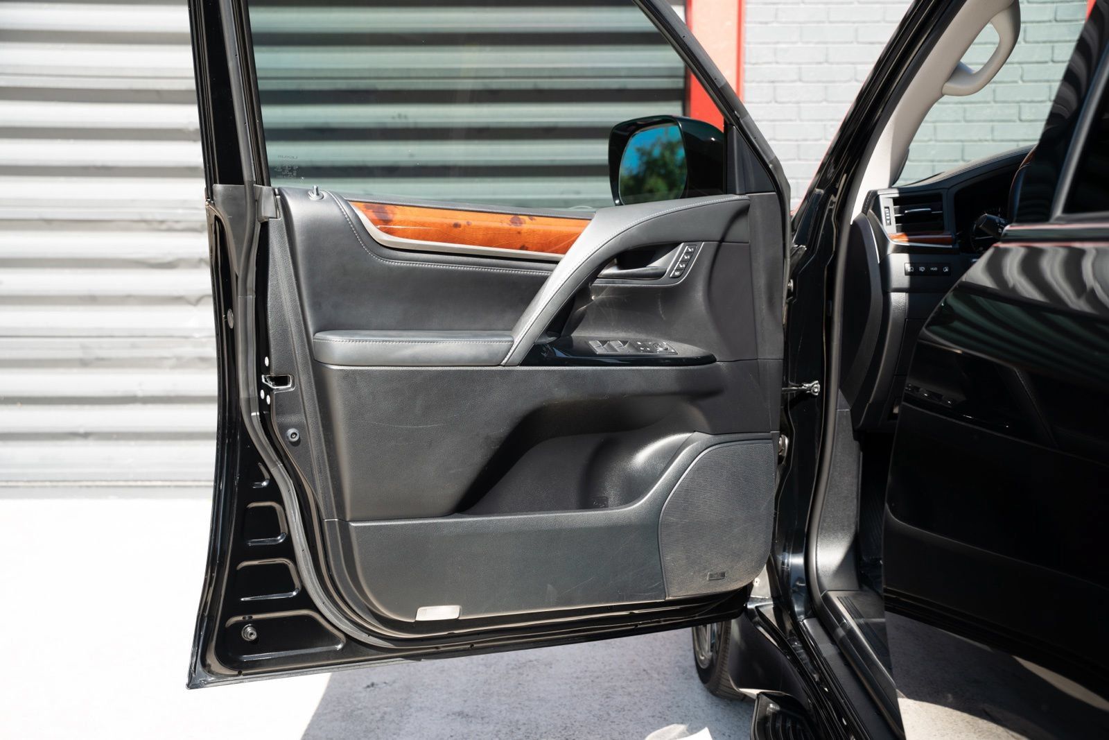 Used 2019 Lexus LX 570 4WD w/ Luxury Package image 18