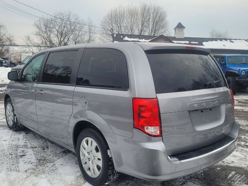 Used 2018 Dodge Grand Caravan SE w/ UConnect Hands-Free Group image 6