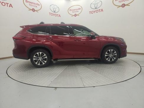 Used 2021 Toyota Highlander XLE FWD image 3