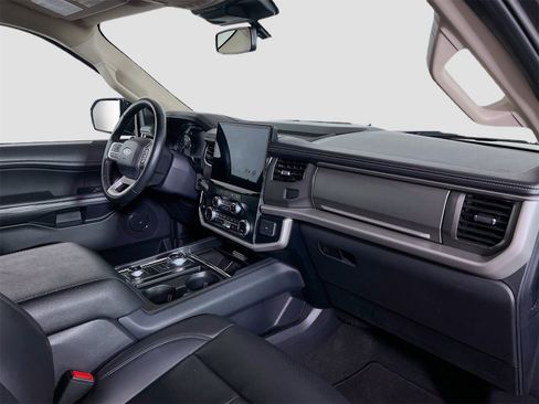 Used 2024 Ford Expedition XLT image 32