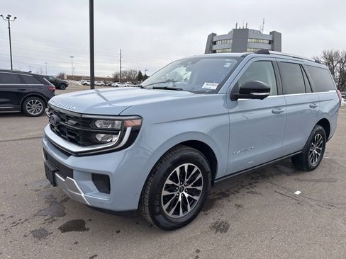 Used 2025 Ford Expedition Platinum image 2