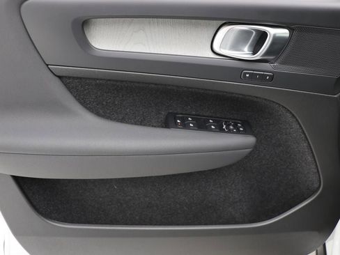 Used 2025 Volvo XC40 B5 Core image 15