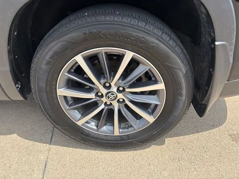 Used 2019 Toyota Highlander XLE AWD/4WD image 14